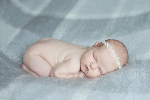 Yeni doğan bebek kız uyurken — Stok fotoğraf