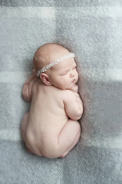 Yeni doğan bebek kız uyurken — Stok fotoğraf