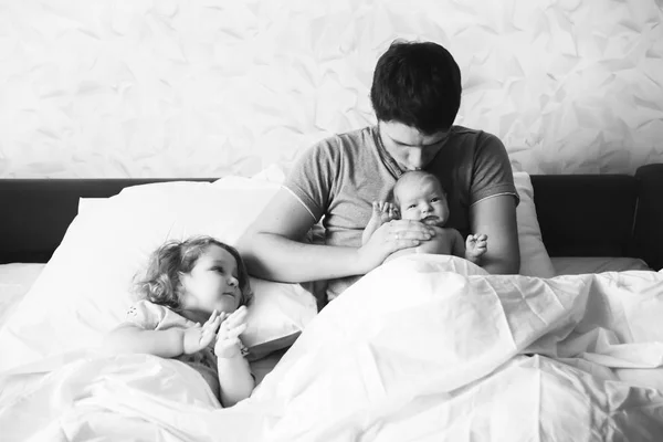 Ο μπαμπάς με τις κόρες του λίγο στο κρεβάτι. — Φωτογραφία Αρχείου