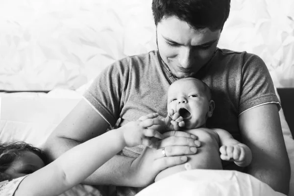 Papa avec ses petites filles au lit . — Photo