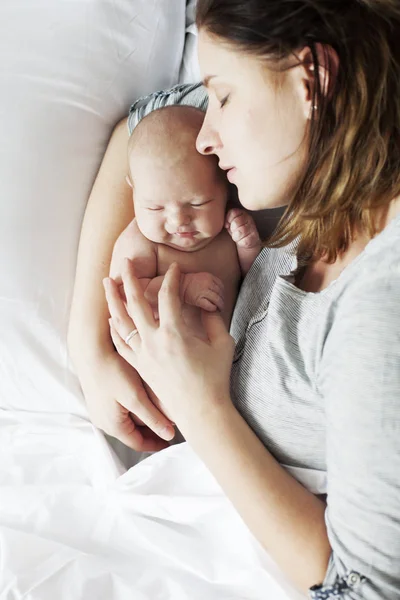 Mère et son bébé dorment — Photo