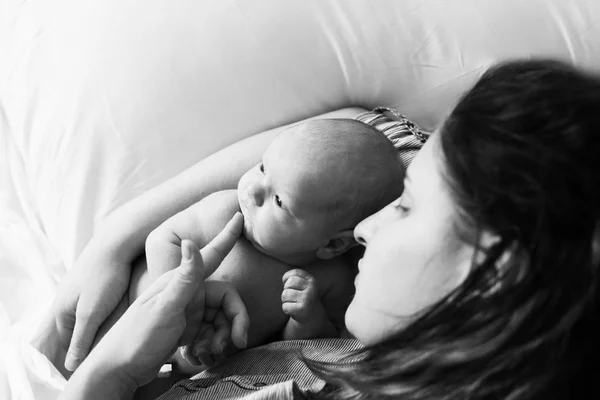 Anne ve bebek bebek rahatlatıcı — Stok fotoğraf