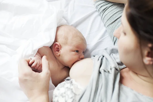 Madre amamantando al pequeño bebé — Foto de Stock
