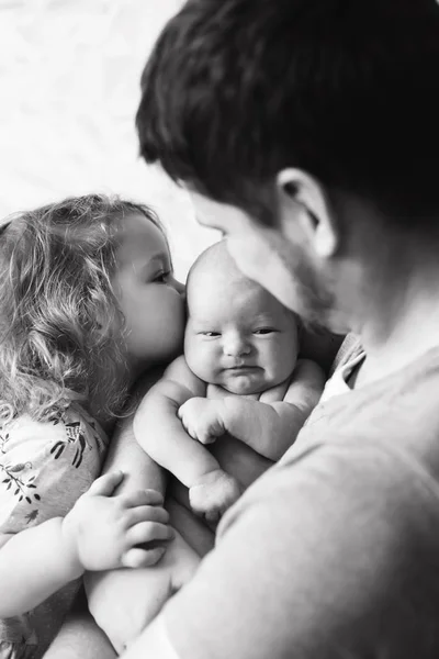 Papa knuffelen zijn weinig dochters — Stockfoto