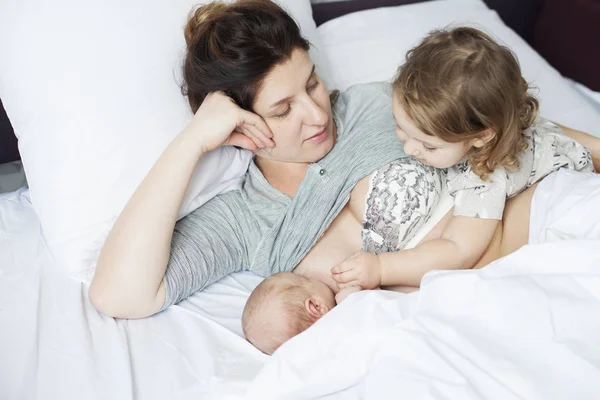 Anya szoptatási a csecsemő — Stock Fotó