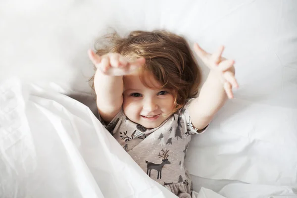 Little girl in the bed — Stock Photo, Image