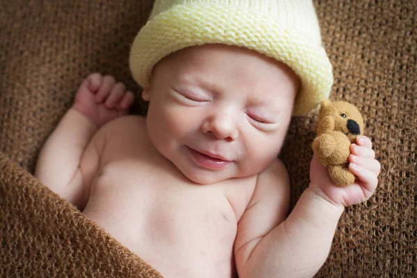 Yeni doğan bebek oyuncak ile uyuyor — Stok fotoğraf