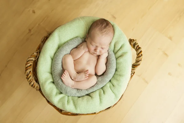 Yumuşak sepet içinde yeni doğan bebek — Stok fotoğraf