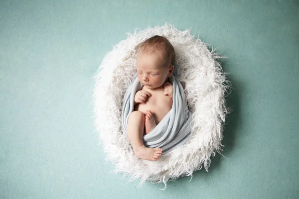 Pasgeboren baby in zachte mand — Stockfoto