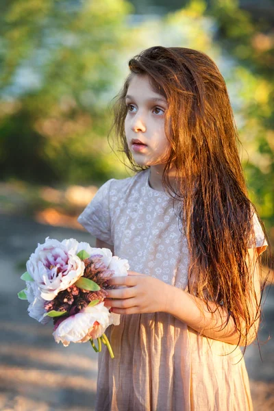 Niña con ramo de boda — Foto de Stock