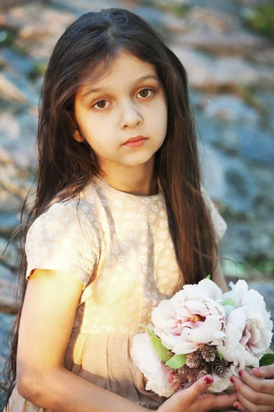 Niña con ramo de boda — Foto de Stock