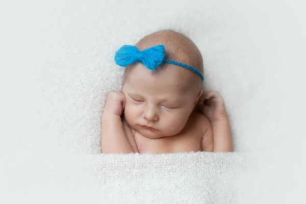 Baby girl sleeping on blanket. — Stock Photo, Image