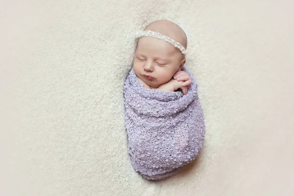 Bebek battaniye uyku. — Stok fotoğraf
