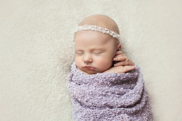 Bayi tidur dalam selimut . — Stok Foto
