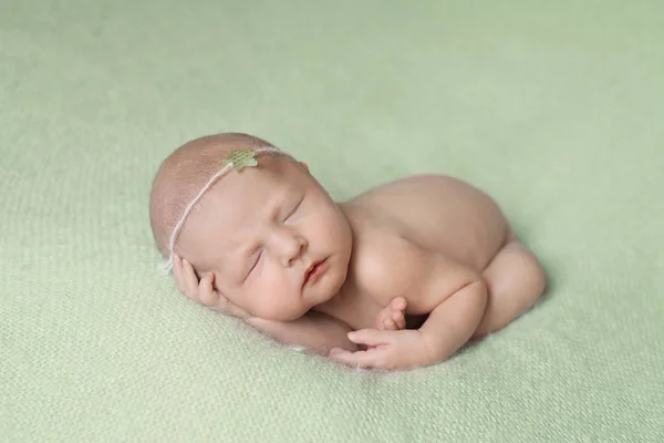 Kız bebek battaniye uyku. — Stok fotoğraf