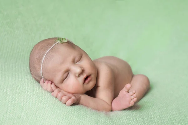 Baby girl sleeping on blanket. — Stock Photo, Image