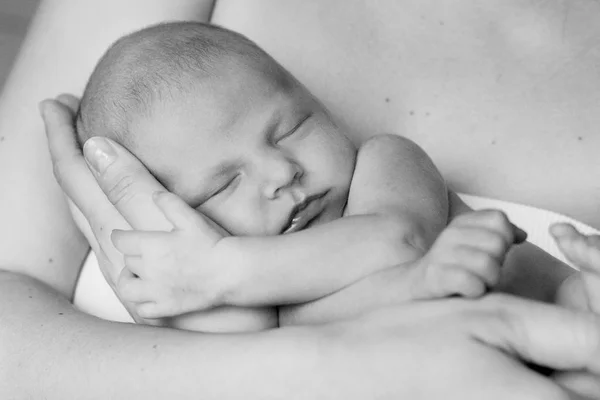 Madre che tiene in braccio il suo piccolo neonato — Foto Stock