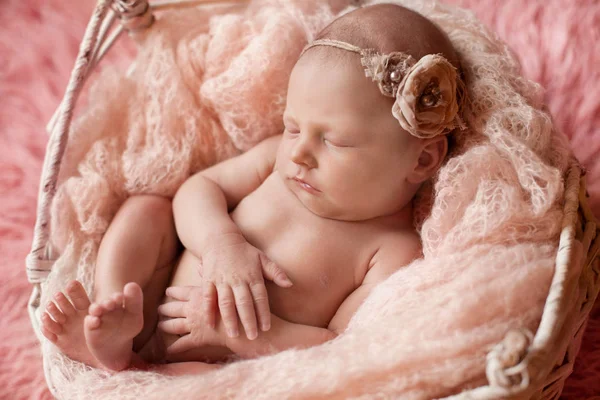 Meisje van de baby slaapt in mand — Stockfoto