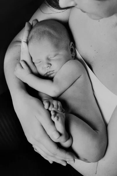 Mother holding her little newborn baby — Stock Photo, Image