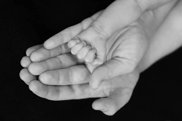Дитини і батьків руки — стокове фото