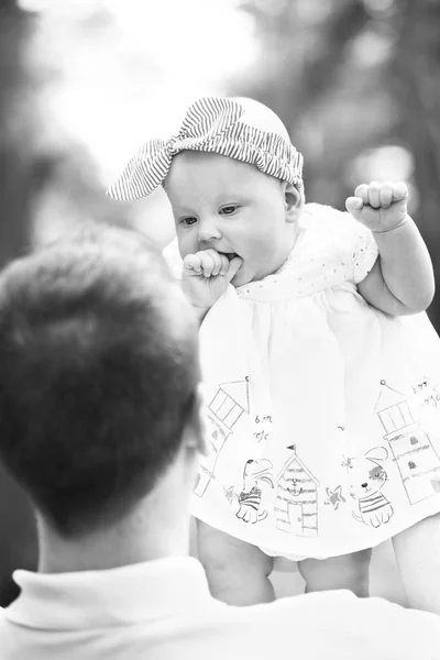 Pai segurando pequena menina — Fotografia de Stock