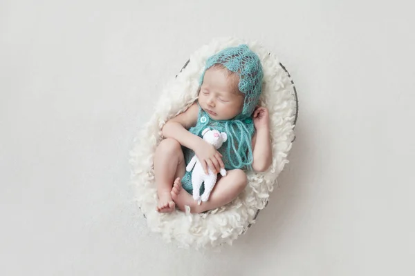 Bir tel sepet içinde uyuyan bebek — Stok fotoğraf