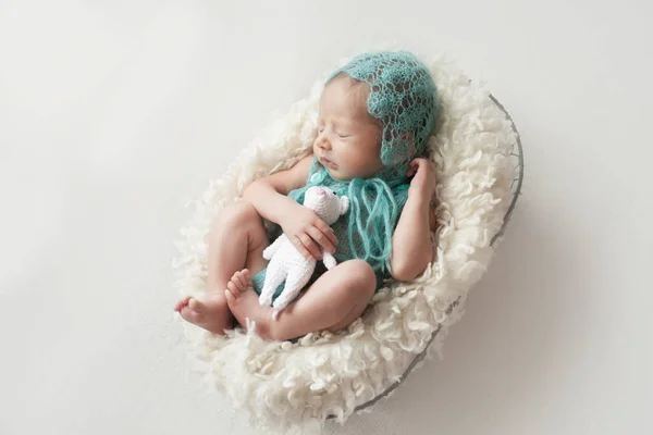 Baby slapen in een mand — Stockfoto