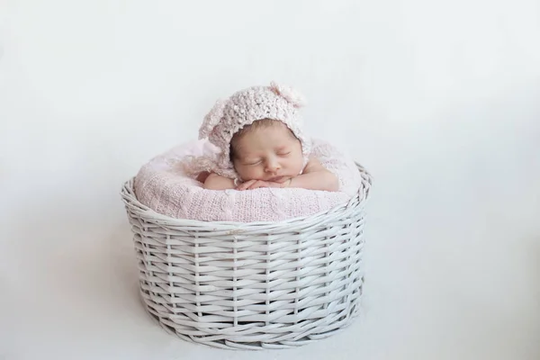 Newborn baby asleep in basket — Stock Photo, Image