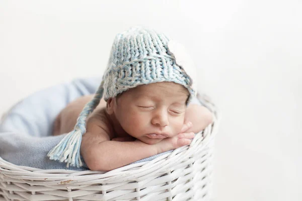 Yeni doğan bebek uykuda sepeti — Stok fotoğraf