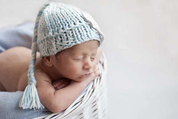 Újszülött baba alszik a kosárba — Stock Fotó