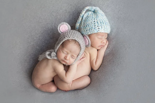 Pasgeboren baby jongen en meisje tweeling — Stockfoto