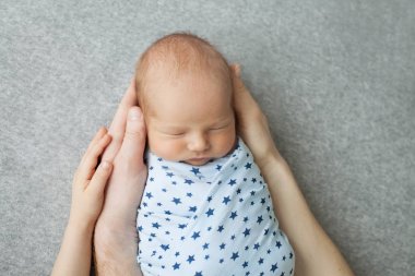 Yeni doğan holding aile eller 