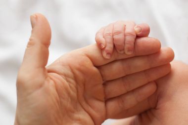 Babası tutan yeni doğmuş 