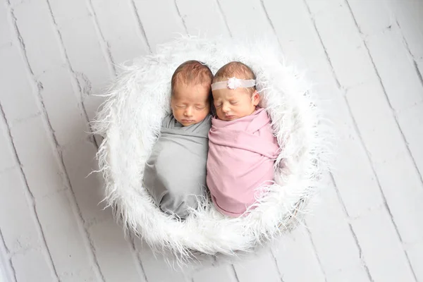 Bebê recém-nascido menina e menino dormindo — Fotografia de Stock