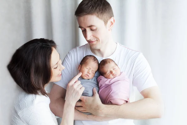 Pais segurando menina e menino recém-nascido — Fotografia de Stock