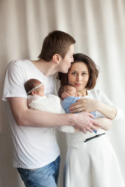 Parents tenant fille et garçon nouveau-nés — Photo