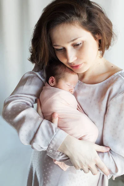Moeder bedrijf pasgeboren meisje — Stockfoto