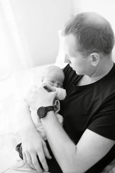 Papa étreint son nouveau-né . — Photo