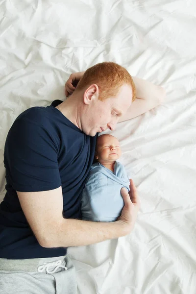 Отец спит с младенцем — стоковое фото