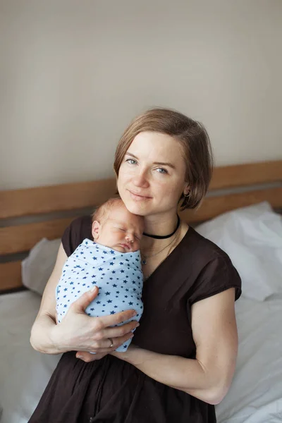 Bébé dormant dans les bras de sa mère — Photo