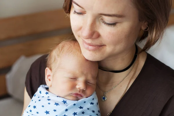 Bébé dormant dans les bras de sa mère — Photo