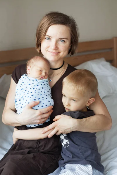 Jeune mère avec deux enfants — Photo