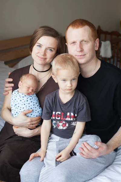 Famille avec deux enfants — Photo