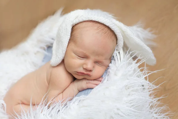 Yeni doğan bebek örgü hare-dantel giyiyor — Stok fotoğraf