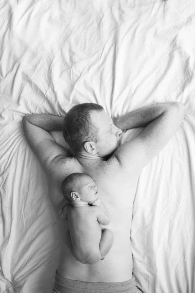 Отец ребенок спит вместе — стоковое фото