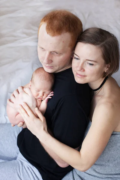 Семья с новорожденным ребенком — стоковое фото