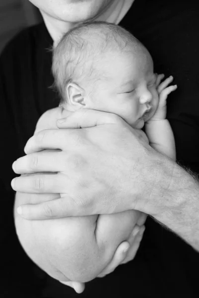 Pais mãos segurando recém-nascido — Fotografia de Stock