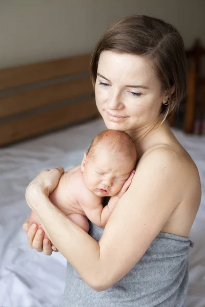 그녀의 어머니의 팔에 자는 아기 — 스톡 사진