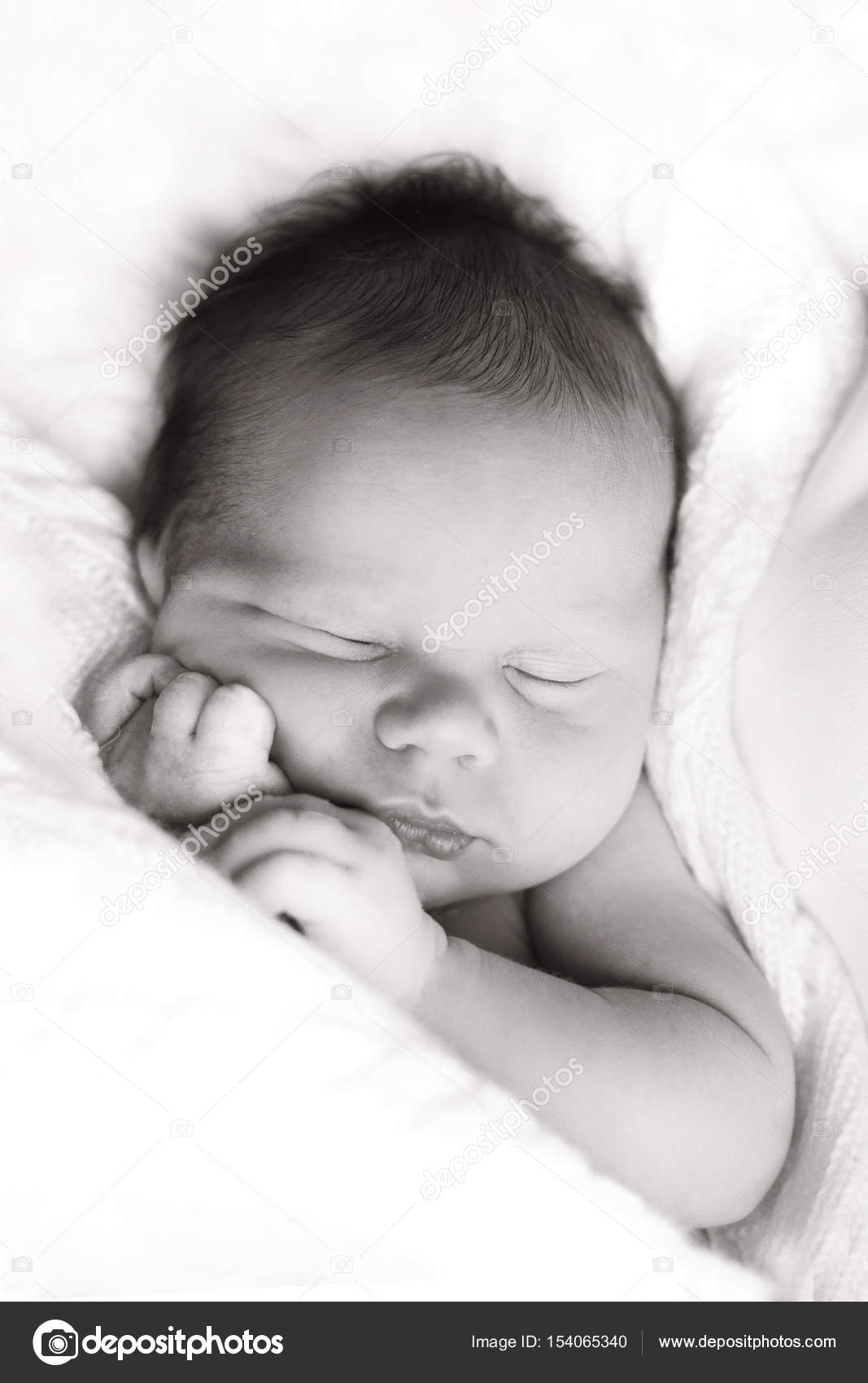 Newborn baby boy sleeping — Stock Photo © funfamilyfoto 154065340