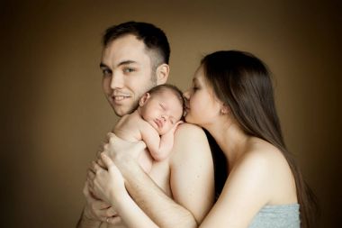 Aile holding yeni doğmuş bebek uyku